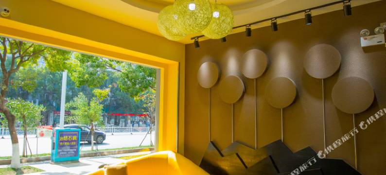 银盛主题酒店(大理高铁站洱海公园店)图片