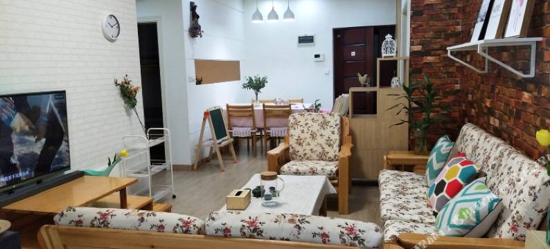 重庆翠云轻轨站阳光宜居两居室普通公寓(分店)图片