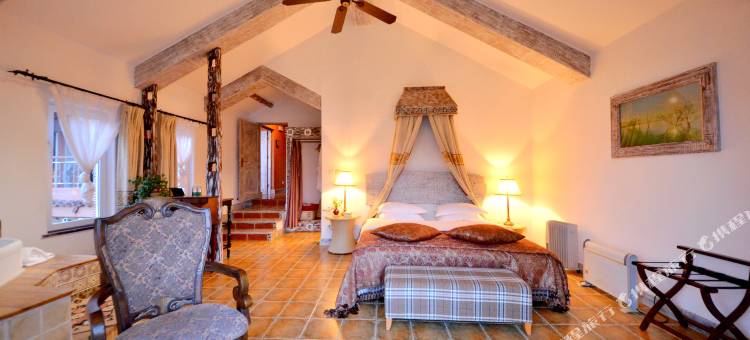 丽江逸人水岸城堡客栈图片