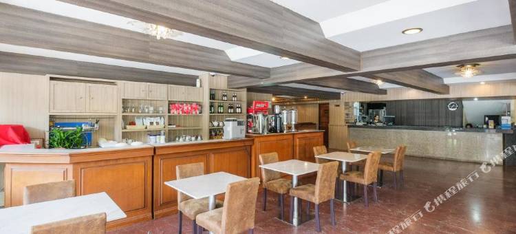 瓦塔纳酒店(Watana Hotel)图片