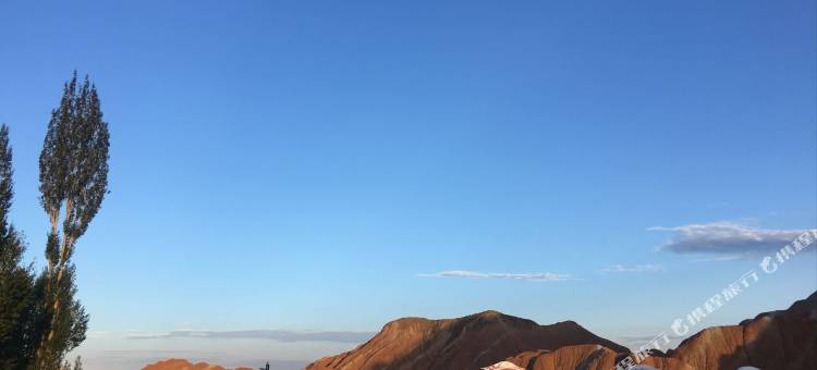 七彩丹霞靠山大营自驾游山庄(七彩丹霞景区店)图片