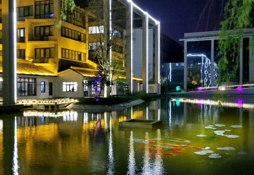 新乡金谷湖畔酒店（大桥悦时代购物广场店）外景图