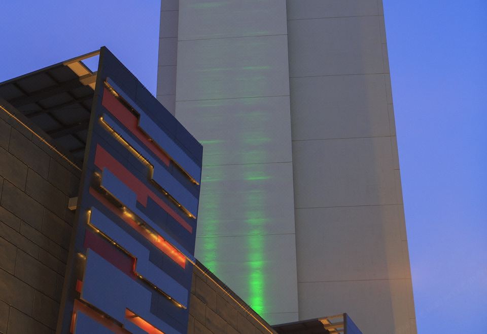 Holiday Inn & Suites MakatiOver view