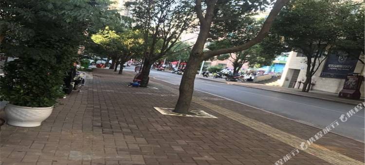 兴仁E恋主题酒店图片