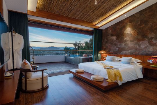 腾冲云渡畔山温泉全景客栈