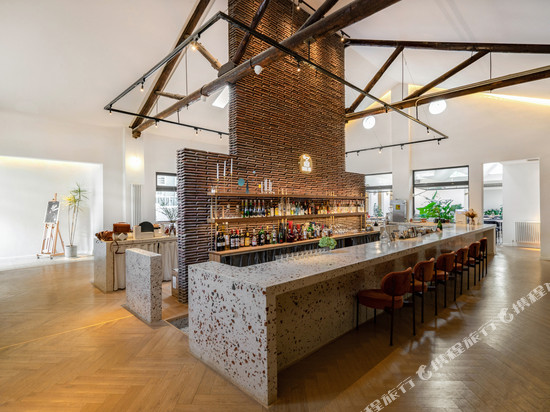 一夕设计师酒店(西安古城墙建筑科技大学李家村地铁站店)