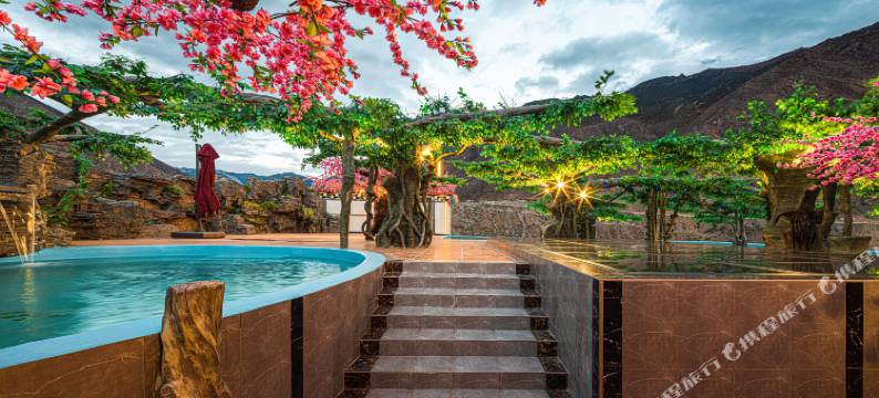 芒康云上小湾五号温泉酒店图片