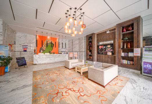 Shengjing Yijia Hotel (Xiangyang Railway Station People's Square Branch) Hotel Overview