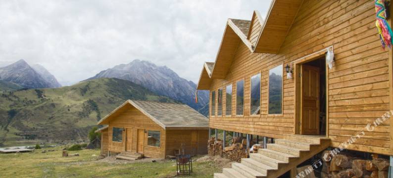 理塘格聂之眼龙金格登山居民宿图片