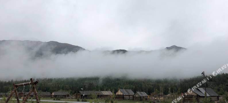 喀纳斯水云山居图片