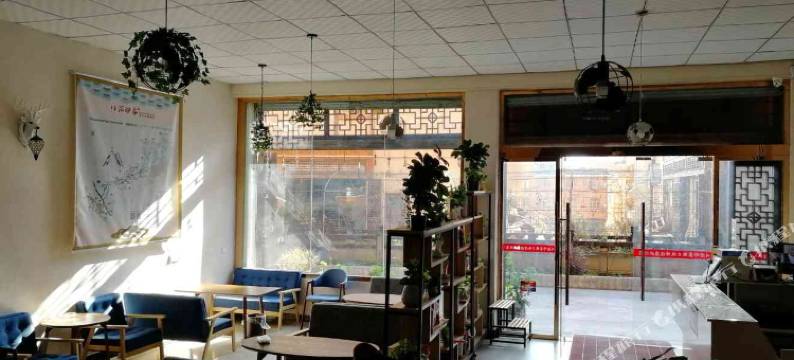 海螺沟川渝印象假日风情酒店图片