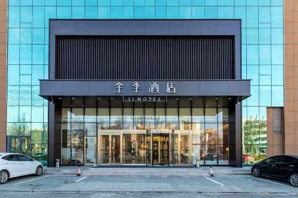 距离平度汽车站约10分钟车程,平度火车站约15分钟车程,酒店毗邻大润发