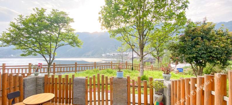 云里雾里精品民宿(千岛湖宋村湖畔居店)图片