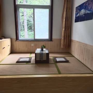 在水一方假日酒店(雾灵山杜鹃峰店)