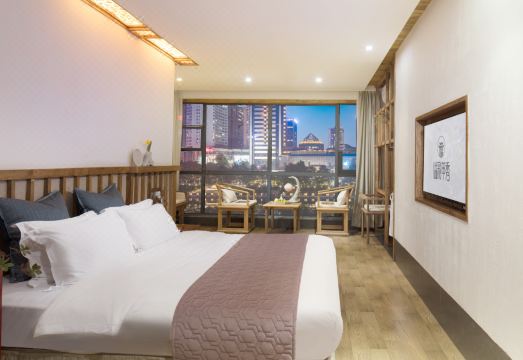 溢彩甲秀美宿酒店（贵阳大十字甲秀楼店）外景图