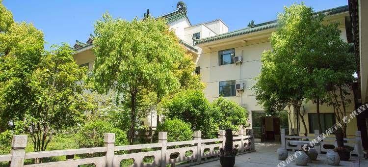 艺龙安云酒店(上海曹安公路定边路地铁站店)图片