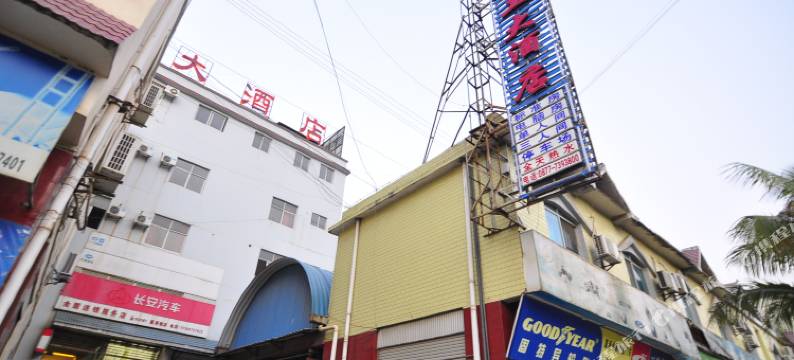 新平嘎洒精工大酒店图片