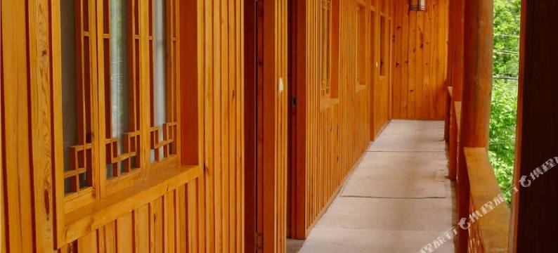 海螺沟良栖山院民宿图片