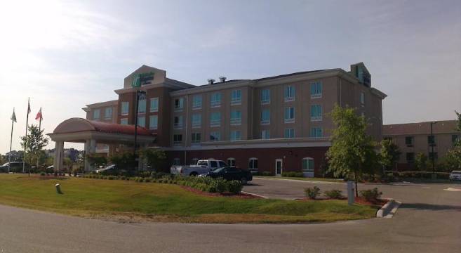 智选假日套房酒店士美非路(Holiday Inn Express & Suites SMITHFIELD - SELMA I-95 by IHG)