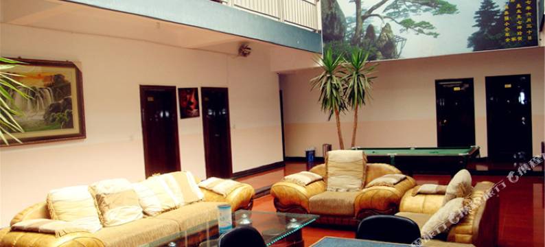 陆良君临宾馆图片