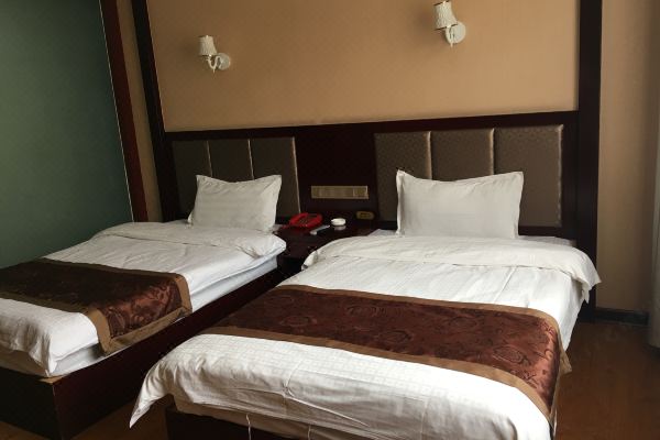 2016兴海宾馆位于九色香巴拉甘南藏族自治州州府,合作市东二路商业街