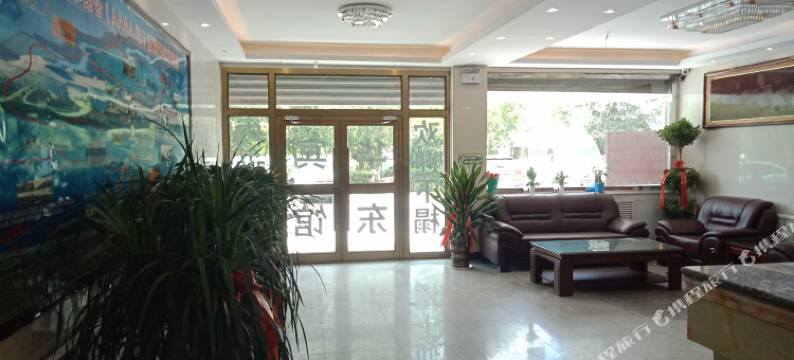 华东商务酒店(格尔木八一路地下商业街昆仑公园店)图片