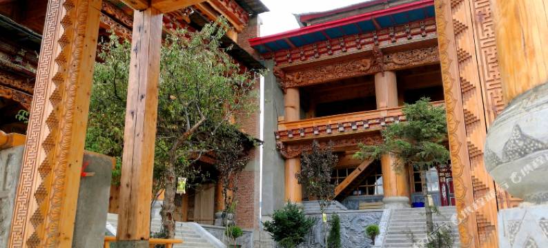 香格里拉东山顶上草原村舍图片