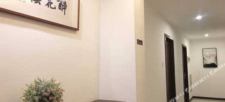 艾里偶寓酒店(三凌广场鲤南美食街店)图片