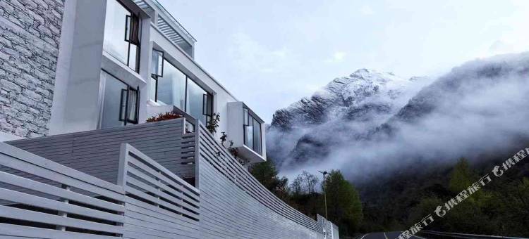 四姑娘山观岳民宿图片