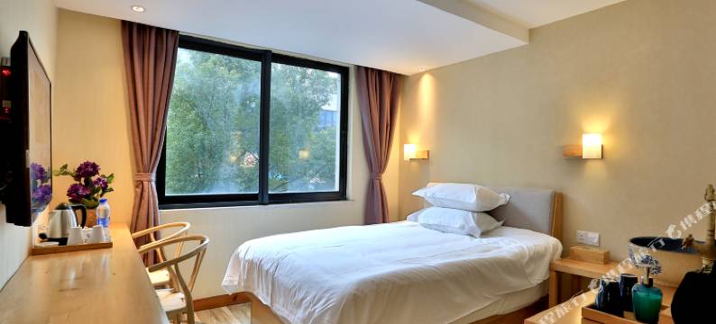 新紫罗兰艺术酒店(西湖湖滨河坊街店)图片