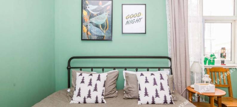 青岛天主教堂广场小屋图片