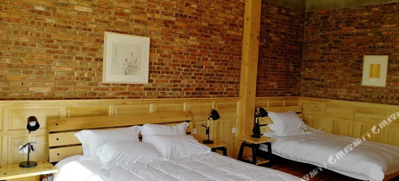 香格里拉东山顶上草原村舍图片