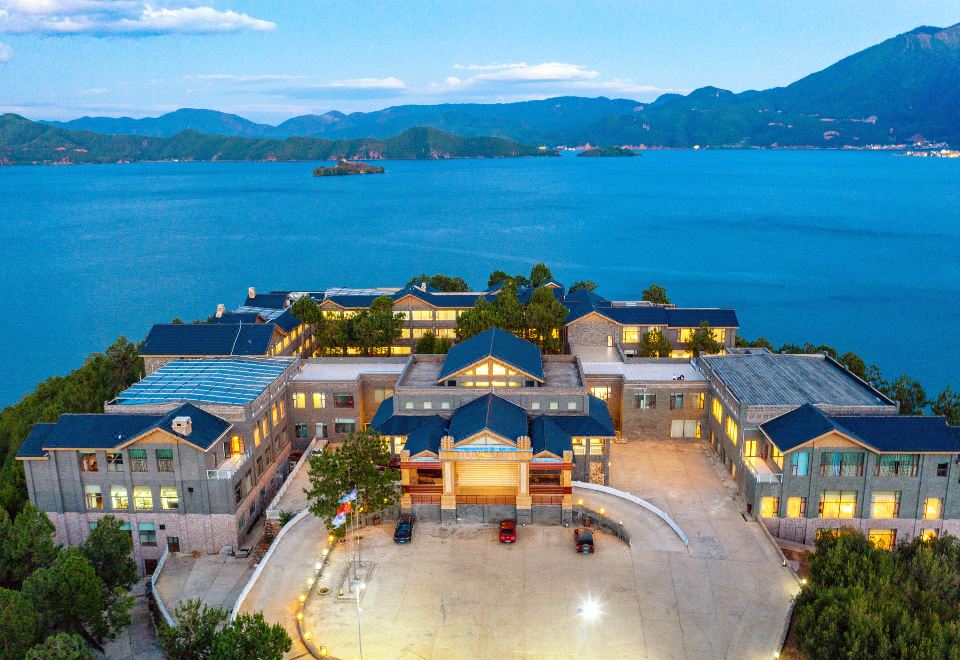 泸沽湖银湖岛大酒店外景图