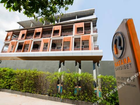 OYO 241 薩迪特拉達納酒店