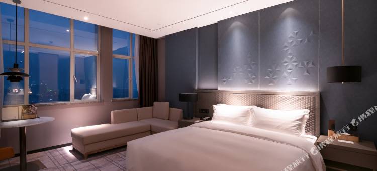 深圳澔悦格兰云天国际酒店(国际会展中心海上田园东地铁站店)图片