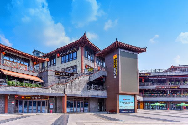 附近有很多景点,包括观音塘湿地公园和璧山湿地公园均可供