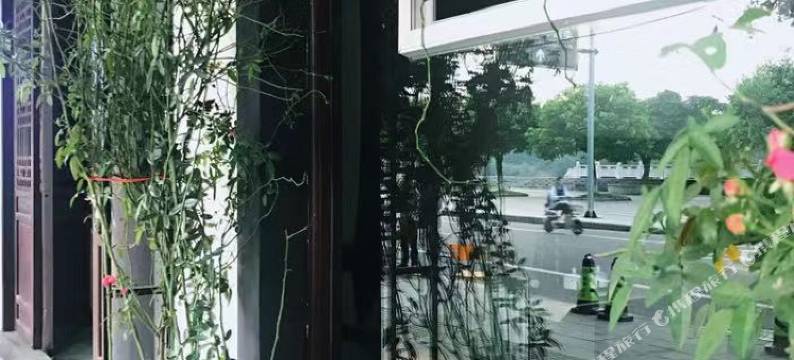 阆中烟雨江畔民宿图片