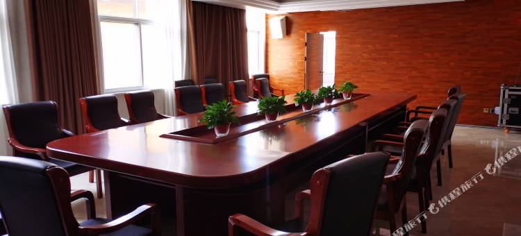 鸿泰商务酒店(卢氏金地苑店)图片