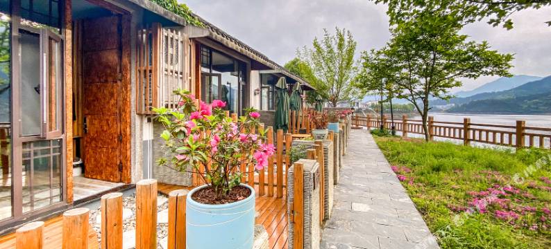 云里雾里精品民宿(千岛湖宋村湖畔居店)图片