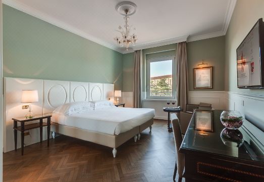 Plaza Hotel Lucchesi Hotel Overview