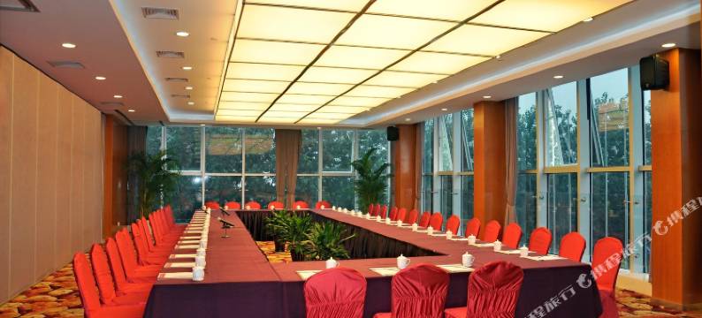 杭州滨江宝龙城诚业路华美达酒店图片