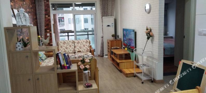 重庆翠云轻轨站阳光宜居两居室普通公寓(分店)图片