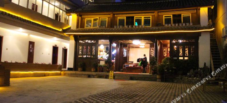 丽江七彩云霞主题酒店图片