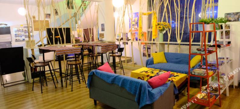 色达彼岸花开客栈图片