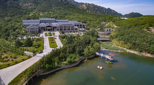 五莲飞天宾馆位于国家4a级风景区九仙山脚下,毗邻五莲山风景区,白鹭湾