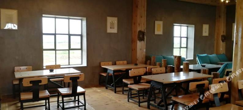 香格里拉东山顶上草原村舍图片