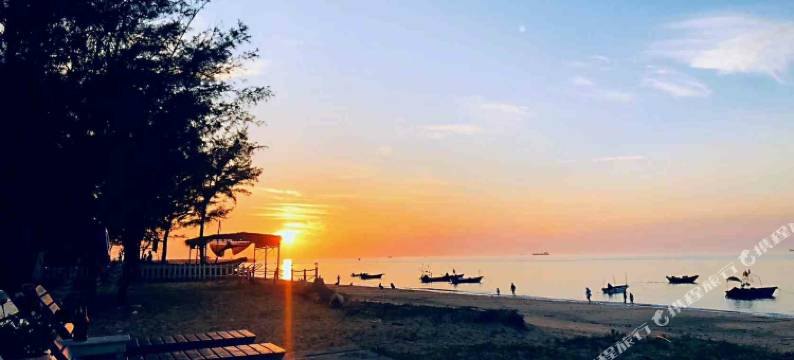 涠洲夕阳海岸沙滩木屋图片