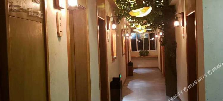 炉霍博达拉主题酒店图片