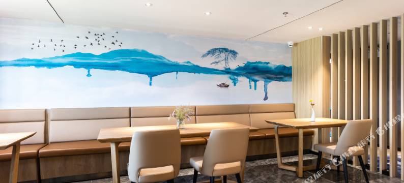 H酒店(武汉汉正街崇仁路地铁站江滩店)图片