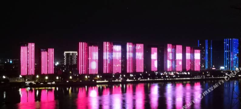 近会展万达灯光秀一线江景房公寓(江边洲路分店)图片